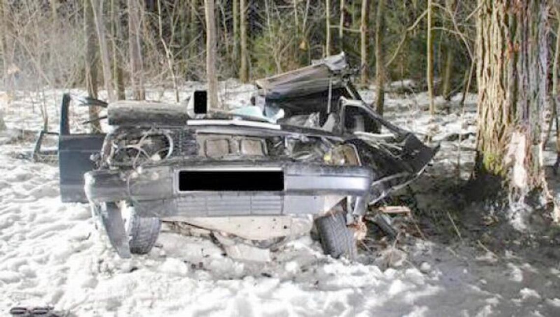 Wypadek BMW w Czemiernikach. Jedna osoba zginęła, druga walczy o życie