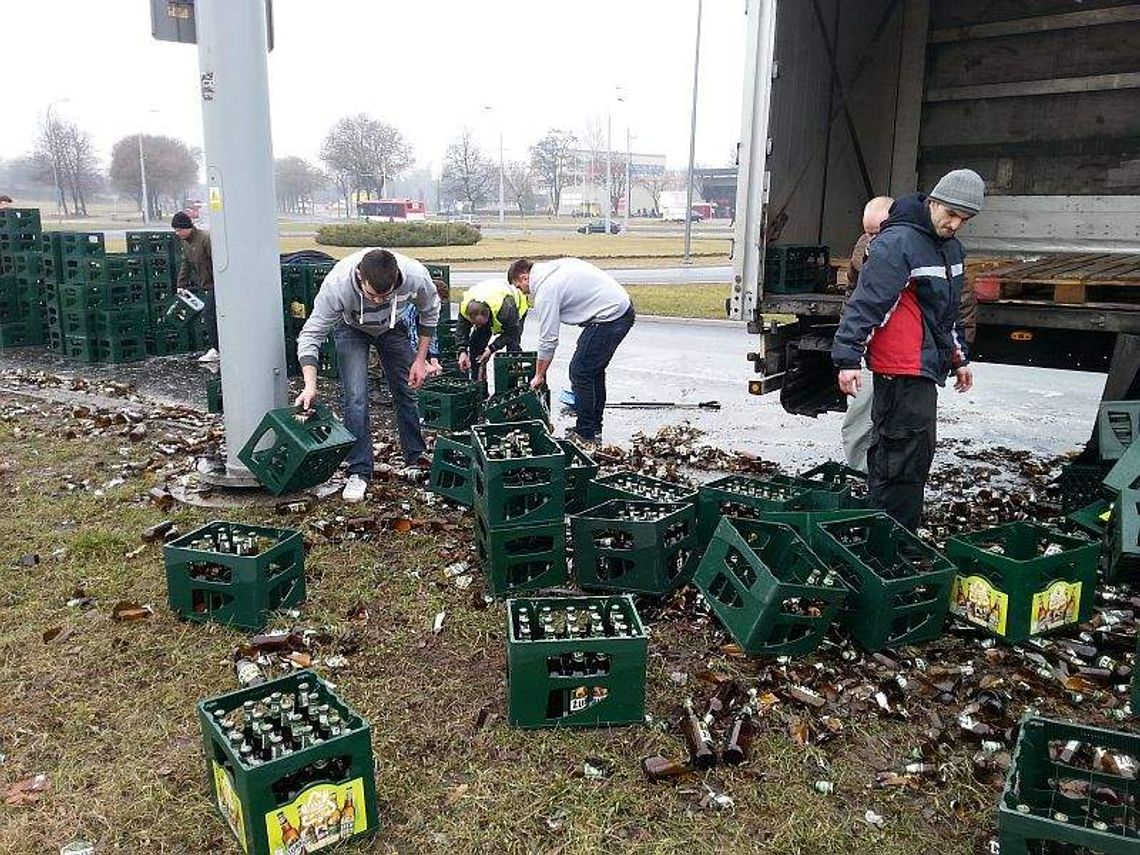 Wypadek ciężarówki z piwem na al. Andersa. Potłuczone butelki na ulicy
