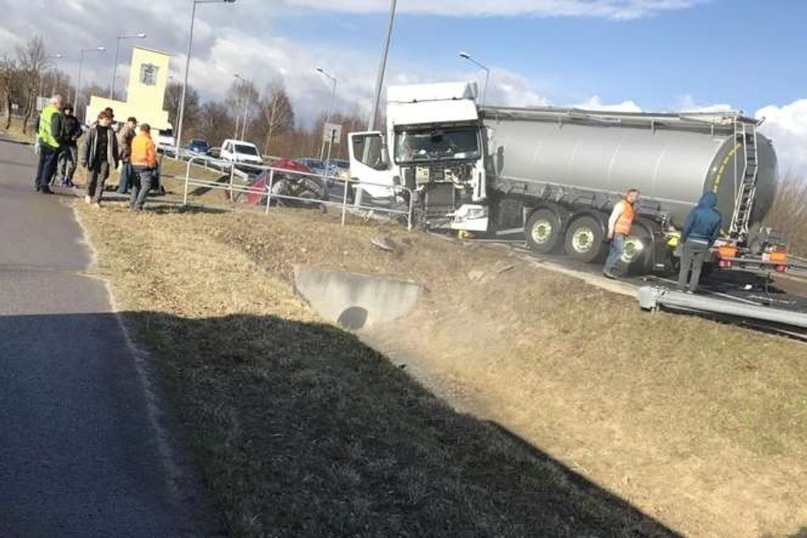 Wypadek cysterny na obwodnicy Lubartowa. Trzy osoby ranne, w tym kobieta w ciąży