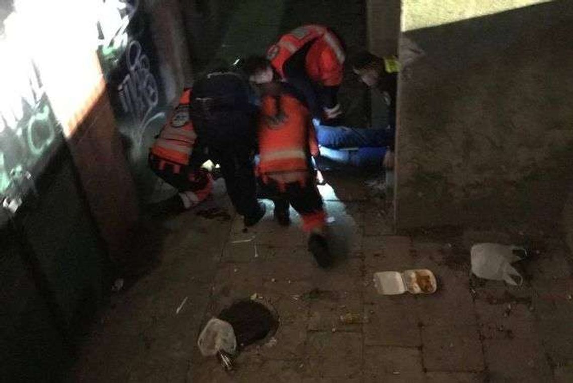 Wypadek koło akademika. Młody mężczyzna w ciężkim stanie po upadku z wysokości