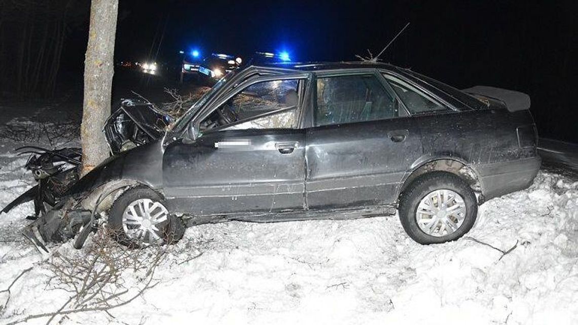 Wypadek koło Białej Podlaskiej. Wjechał prosto w drzewo Wypadek koło Białej Podlaskiej. Wjechał prosto w drzewo