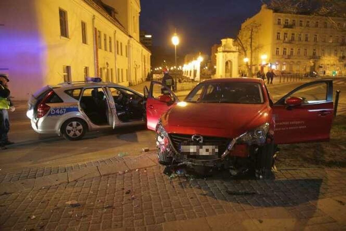 Wypadek koło Centrum Kultury w Lublinie. Samochód wypadł z drogi