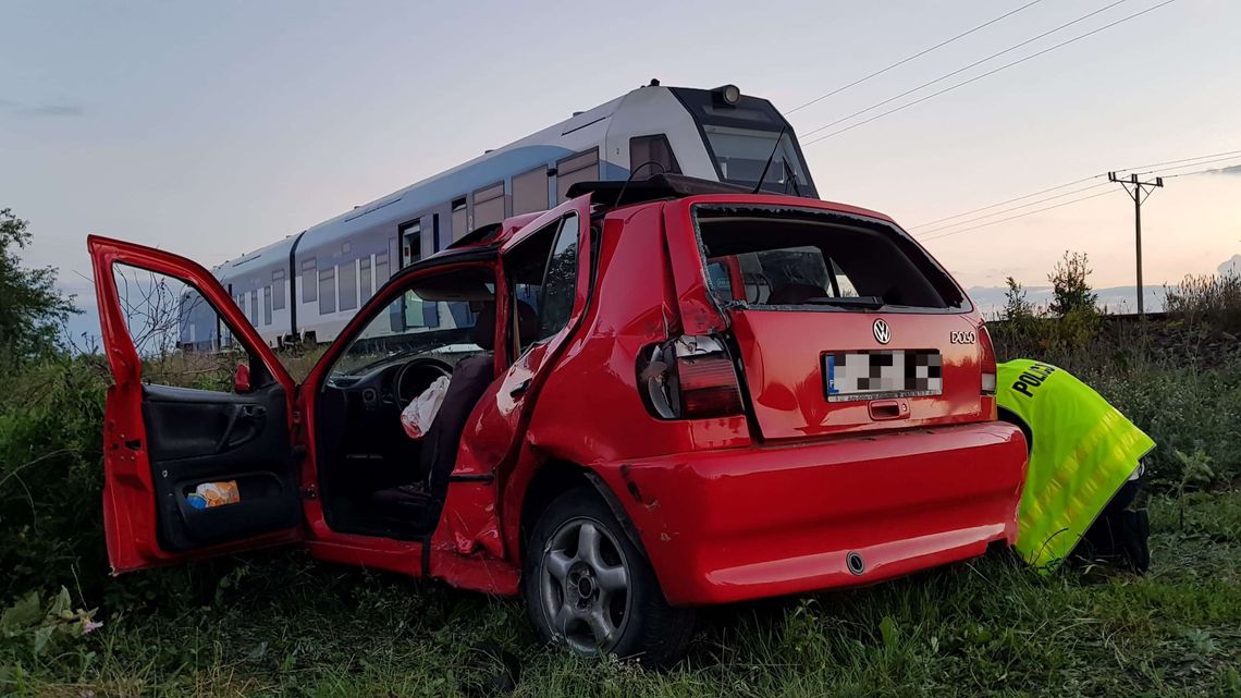 Wypadek koło Chełma. Auto wjechało pod szynobus [zdjęcia]