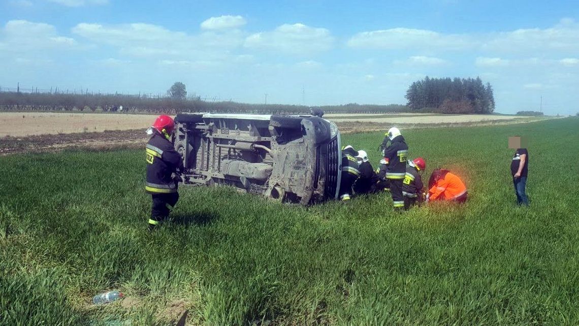 Wypadek koło Łęcznej. Samochód dostawczy wypadł z drogi