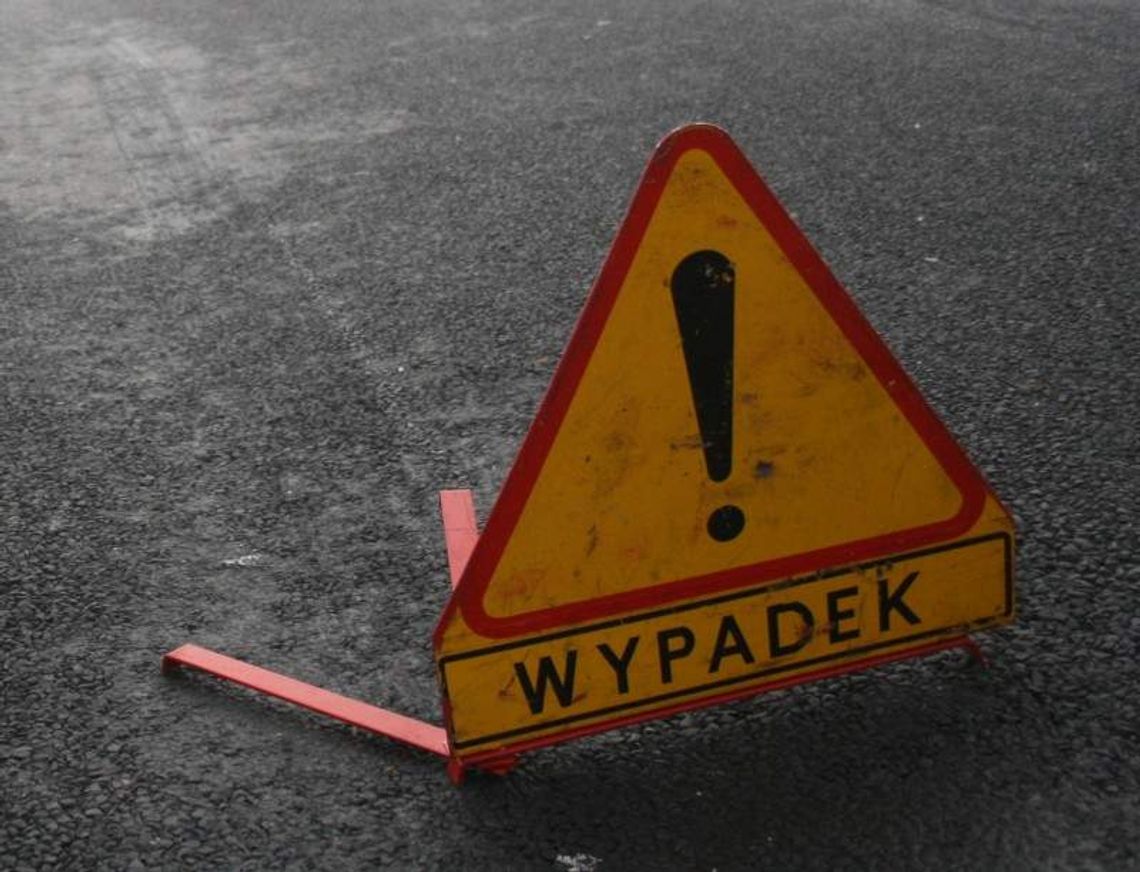 Wypadek koło Piask. Zderzenie samochodu i ciągnika
