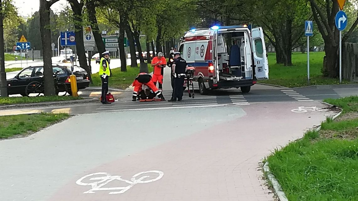 Wypadek na al. Andersa. Rowerzysta ucierpiał w zderzeniu z autem