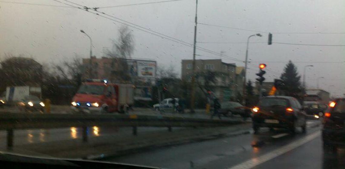 Wypadek na al. Kraśnickiej. Trzy osoby ranne. Droga już odblokowana Wypadek na al. Kraśnickiej. Trzy osoby ranne. Droga już odblokowana