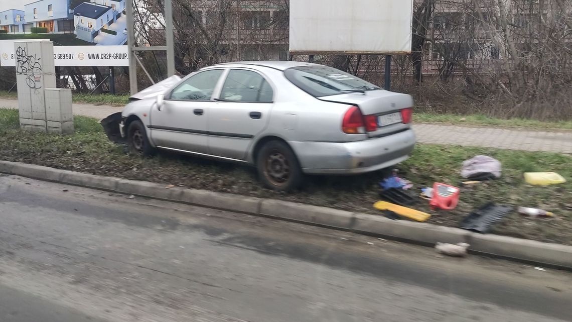 Wypadek na al. Kraśnickiej w Lublinie. Kierowca najprawdopodobniej zasłabł