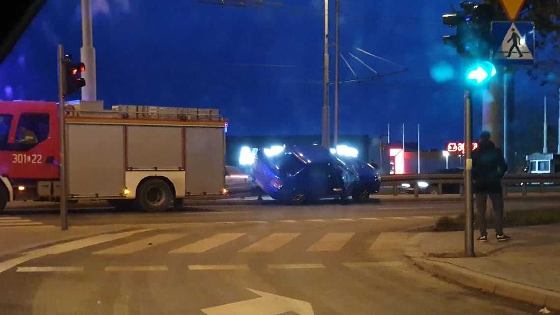 Wypadek na al. Kraśnickiej w Lublinie. Samochód wjechał na barierki