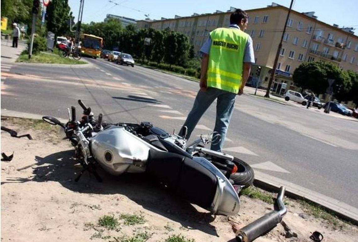 Wypadek na al. Racławickich: Motocyklista zderzył się z osobówką Wypadek na al. Racławickich: Motocyklista zderzył się z osobówką