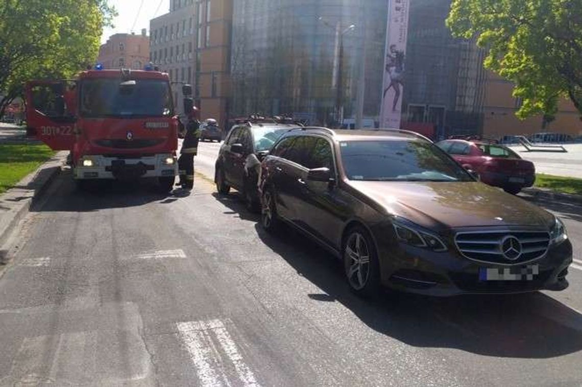 Wypadek na Al. Racławickich: Suzuki uderzyło w mercedesa