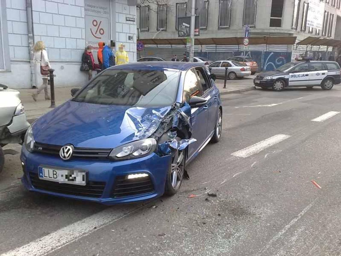 Wypadek na Al. Racławickich (zdjęcia, wideo)