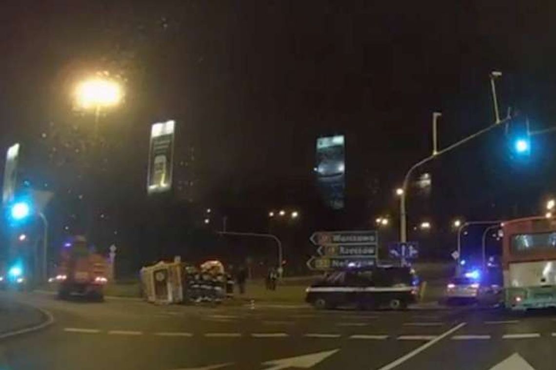Wypadek na al. Solidarności. Karetka pogotowia zderzyła się z nissanem