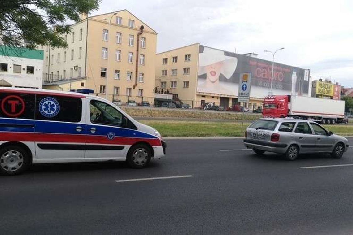 Wypadek na al. Solidarności: Karetka zderzyła się z citroenem