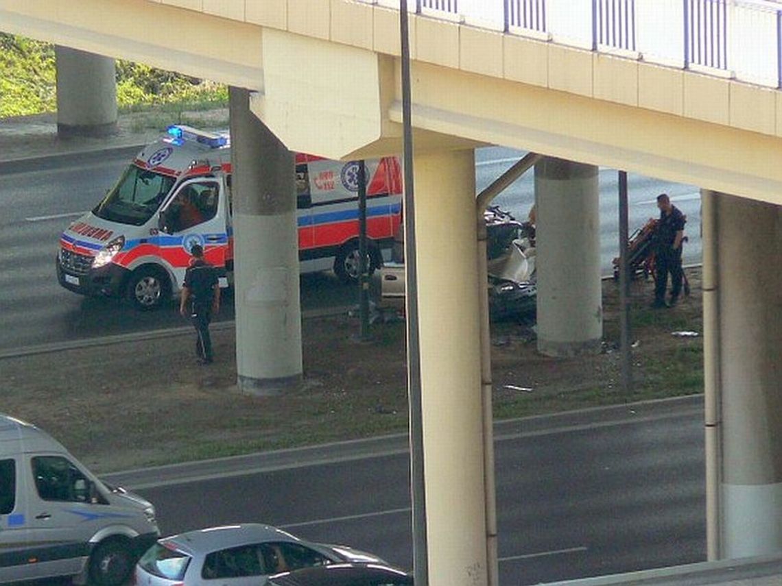 Wypadek na al. Solidarności. Kierowca w ciężkim stanie (wideo) Wypadek na al. Solidarności. Kierowca w ciężkim stanie (wideo)