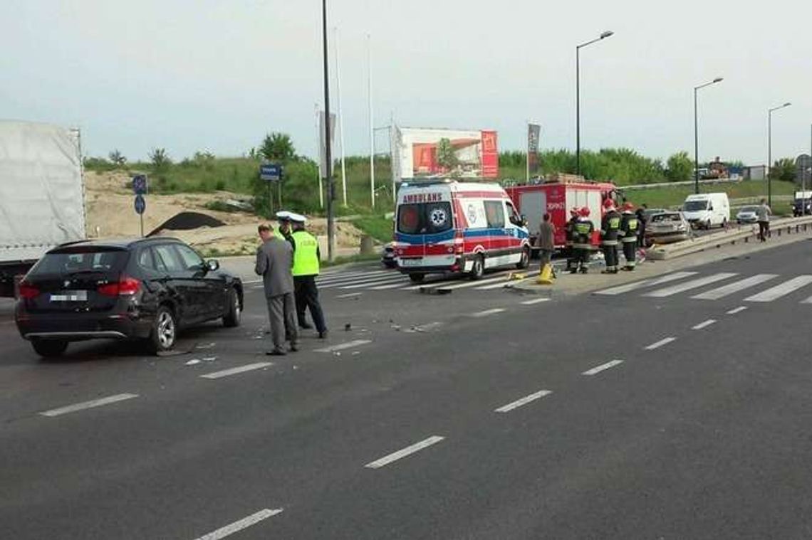 Wypadek na al. Spółdzielczości Pracy. Samochód dachował i przeleciał na drugi pas