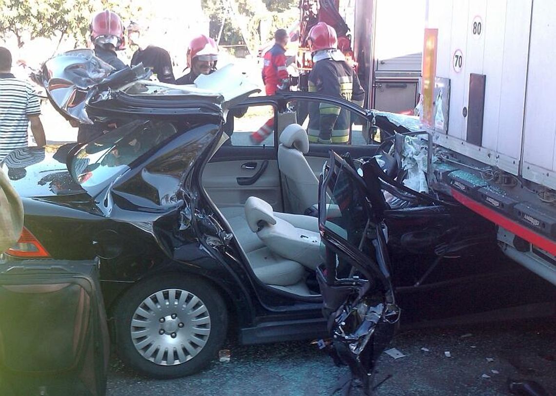 Wypadek na al. Tysiąclecia: saab wbił się w ciężarówkę (zdjęcia) Wypadek na al. Tysiąclecia: saab wbił się w ciężarówkę (zdjęcia)