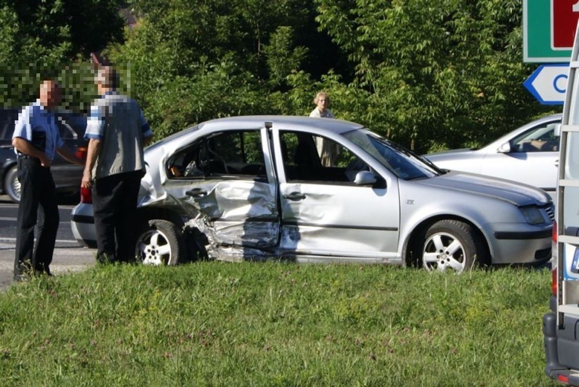 Wypadek na al. Warszawskiej i kolizja z udziałem sreberka (zdjęcia) Wypadek na al. Warszawskiej i kolizja z udziałem sreberka (zdjęcia)