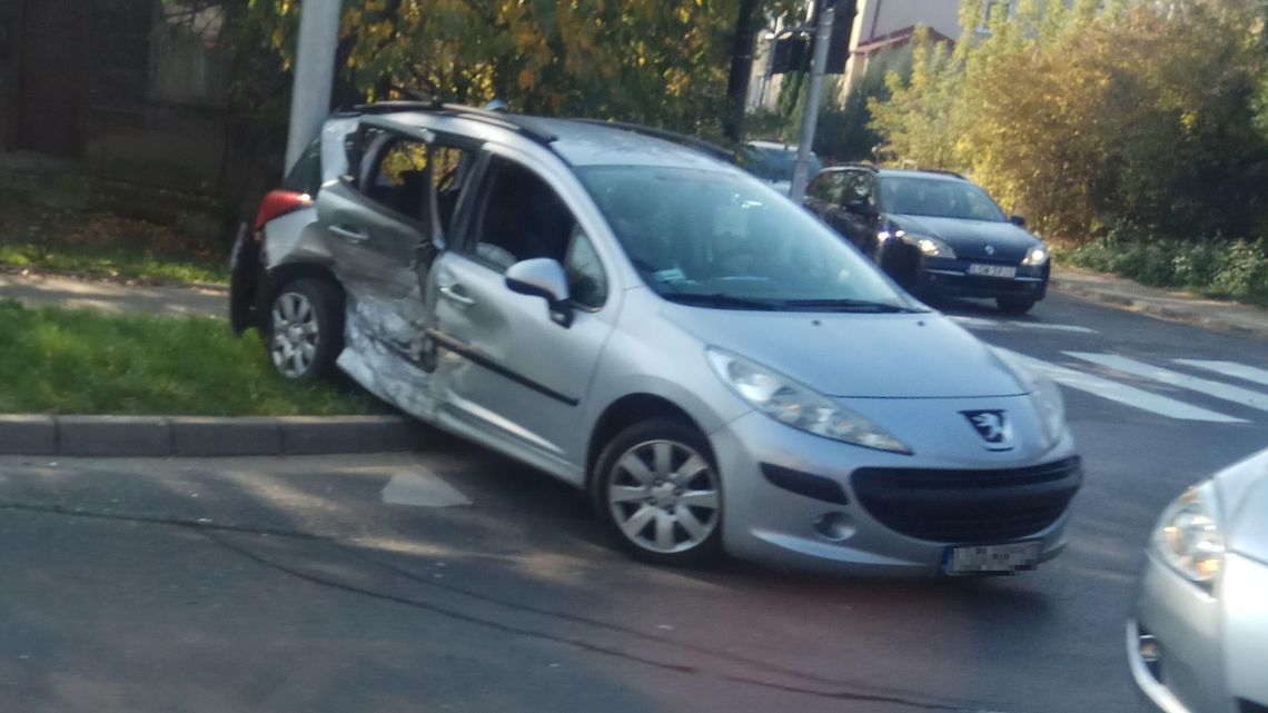 Wypadek na al. Warszawskiej: Nie ustąpiła pierwszeństwa, trafiła do szpitala
