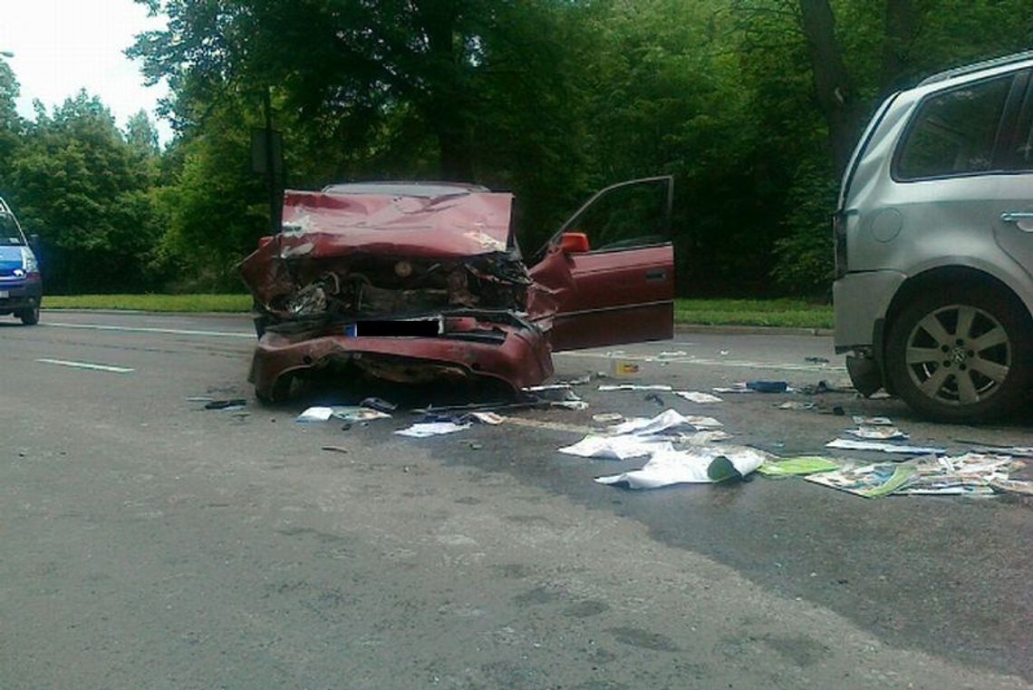 Wypadek na al. Warszawskiej w Lublinie. Kierowca opla nie żyje Wypadek na al. Warszawskiej w Lublinie. Kierowca opla nie żyje