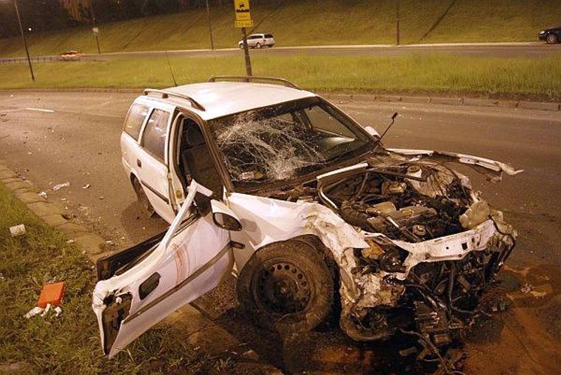 Wypadek na al. Witosa. Kierowca opla czołowo zderzył się z cysterną Wypadek na al. Witosa. Kierowca opla czołowo zderzył się z cysterną
