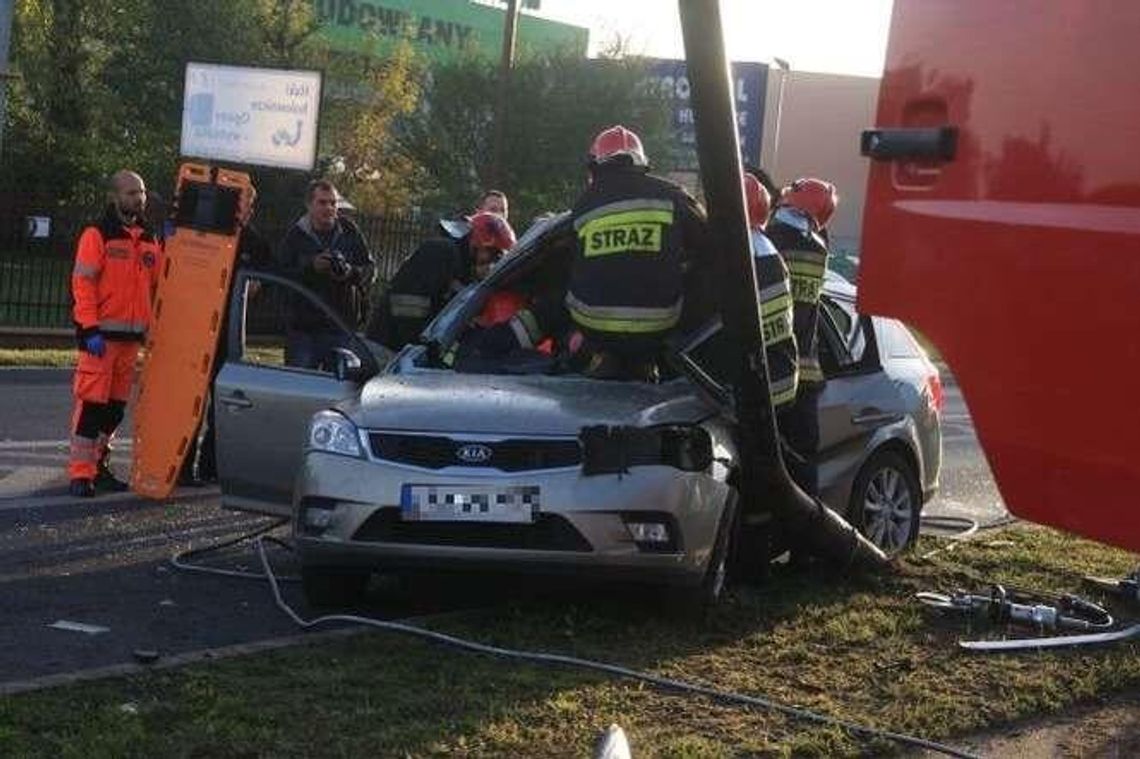 Wypadek na al. Witosa: Samochód uderzył w latarnię