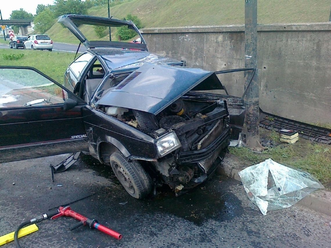 Wypadek na al. Witosa: Seat wbił się w słup Wypadek na al. Witosa: Seat wbił się w słup