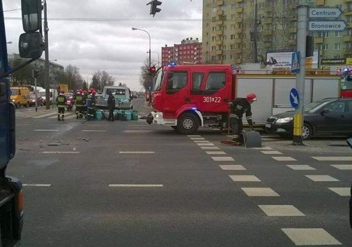 Wypadek na Bronowicach. Na drogę wysypały się butle z gazem