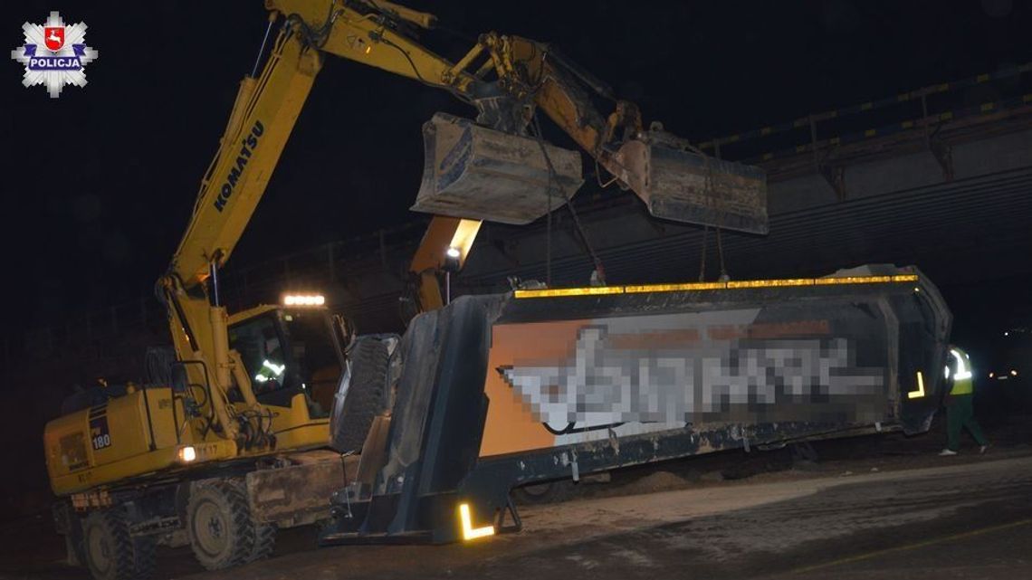 Wypadek na budowie S17. Nie opuścił skrzyni w ciężarówce i uderzył w wiadukt [zdjęcia]