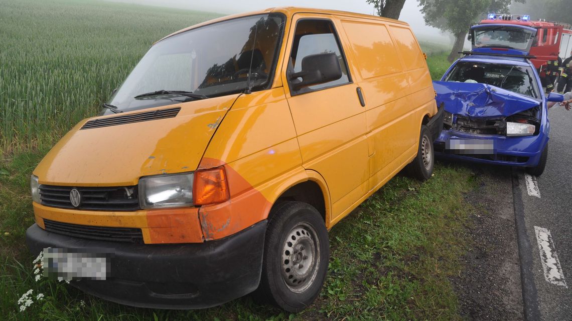 Wypadek na DK 19. Wyprzedzał i zmusił ich do hamowania. Skoda uderzyła w busa