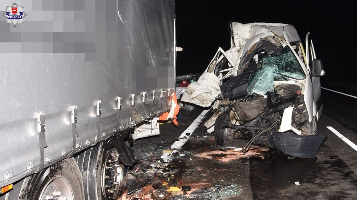 Wypadek na DK12 w Wólce Okopskiej. Bus wjechał w tira