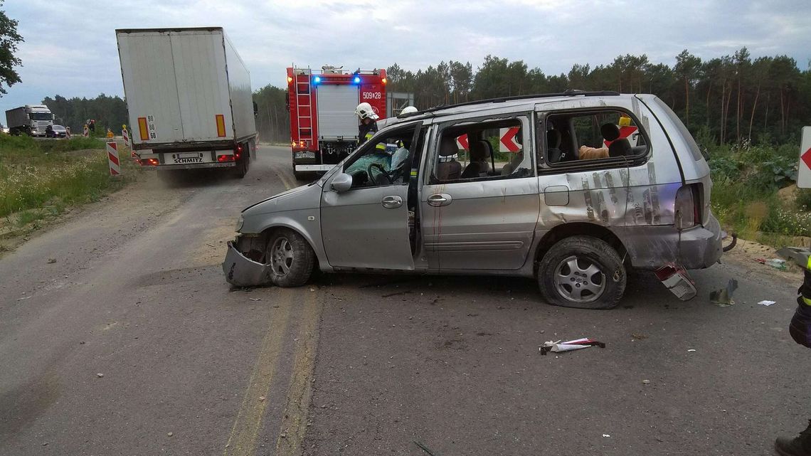 Wypadek na DK17. KIA dachowała w Żyrzynie [zdjęcia]