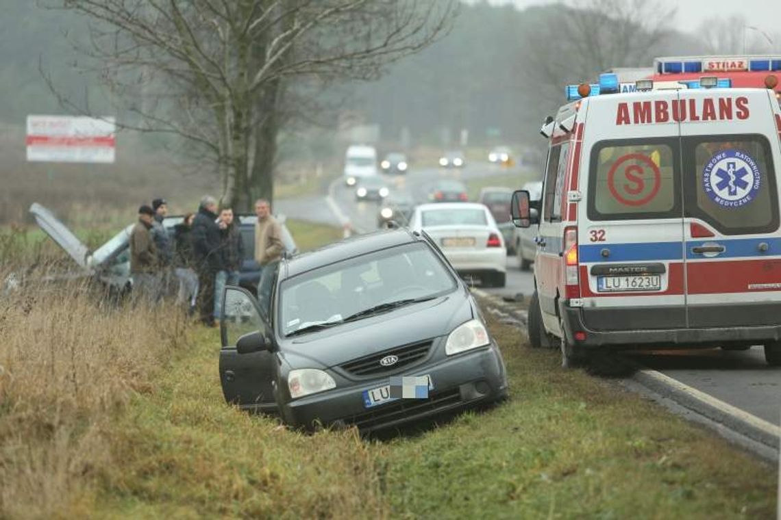 Wypadek na drodze Lublin-Łęczna. Subaru wjechało w drzewo