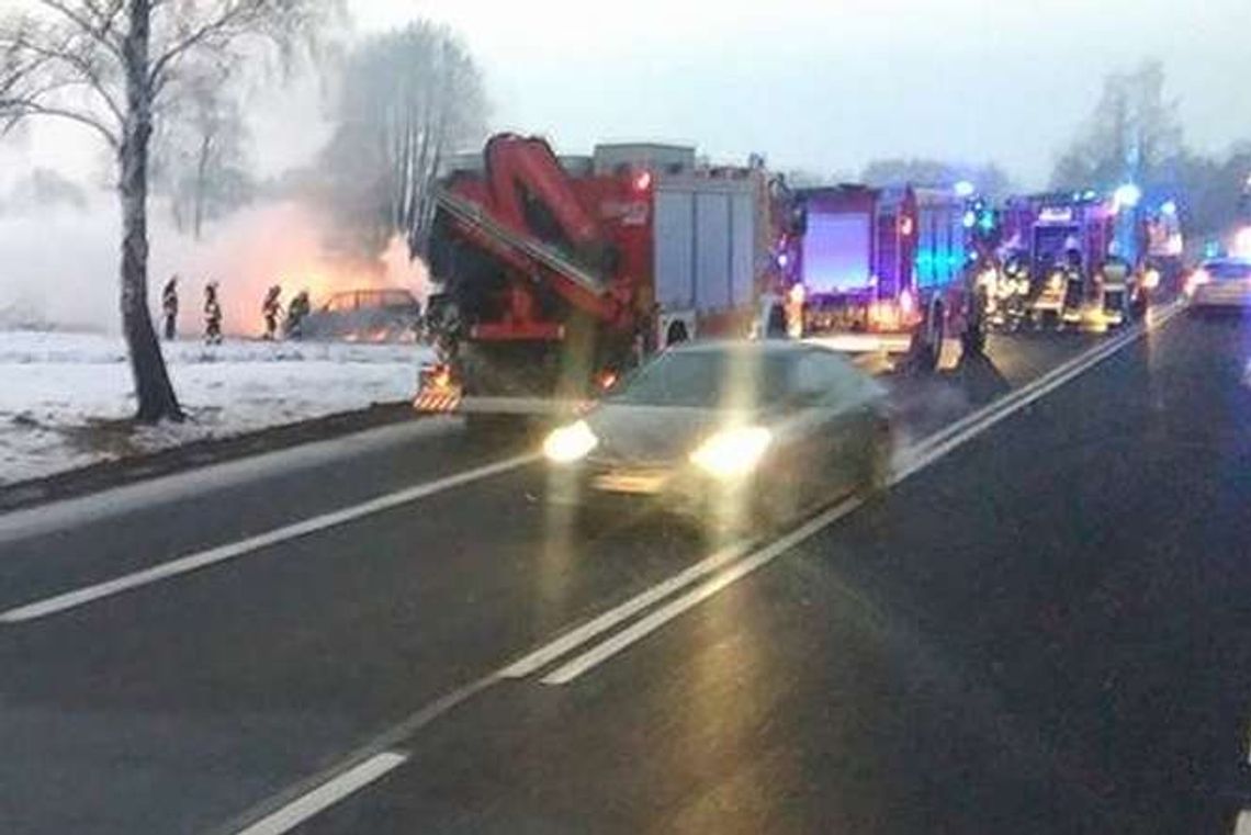 Wypadek na drodze Lublin-Warszawa. Samochód stanął w ogniu (zdjęcia)