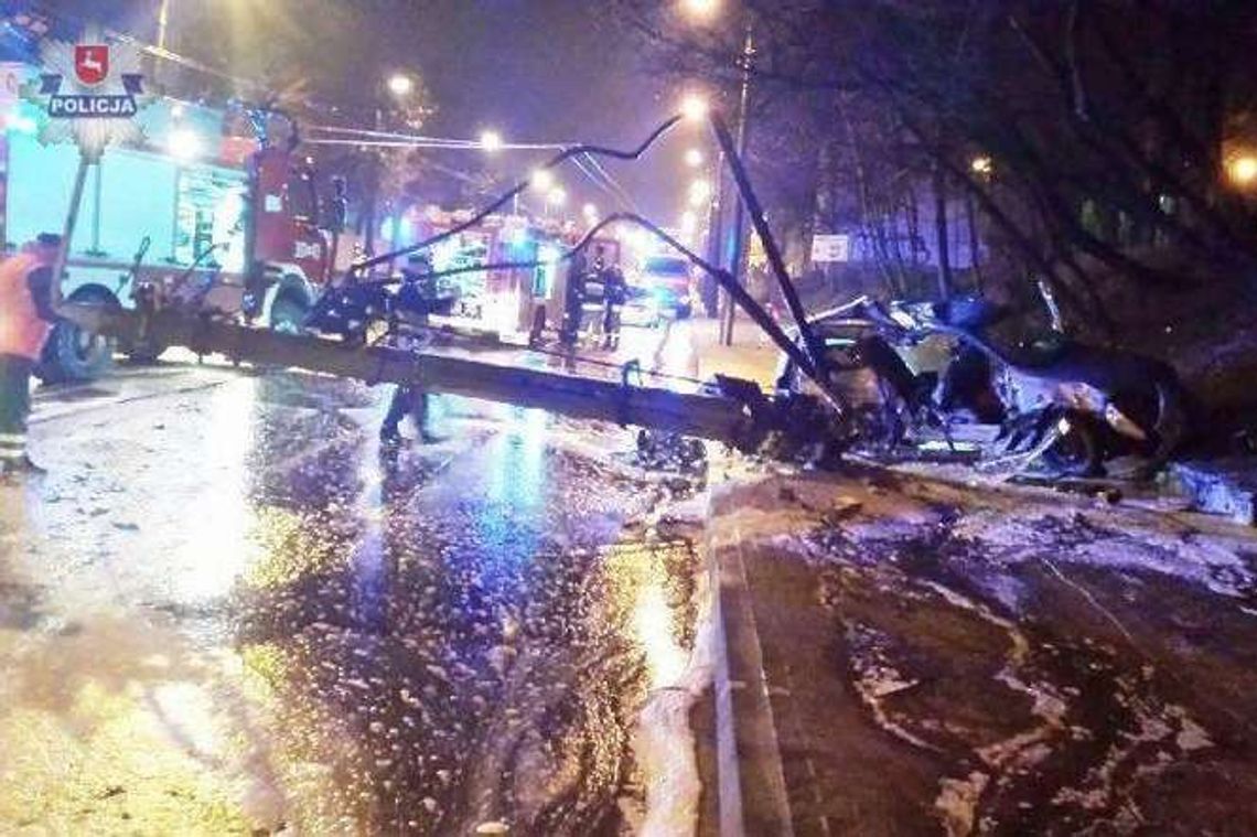 Wypadek na Drodze Męczenników Majdanka. Opel skosił słup trakcji trolejbusowej