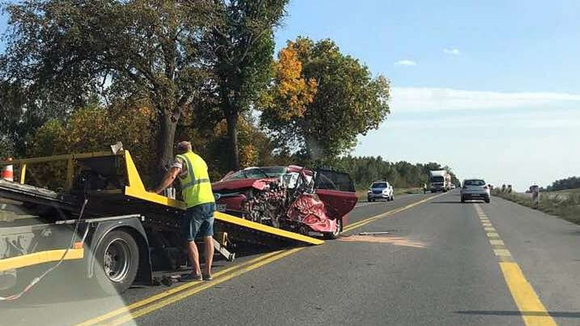 Wypadek na drodze nr 17: Wjechał toyotą pod naczepę ciężarówki