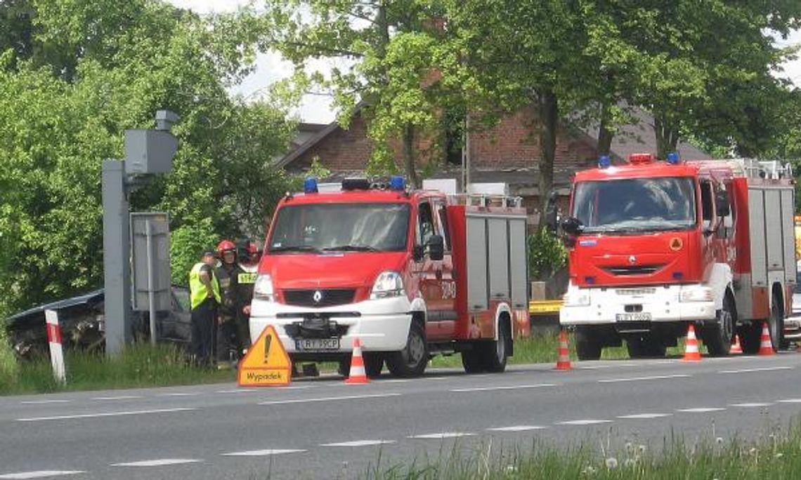 Wypadek na krajowej \"17\". BMW wypadło z drogi Wypadek na krajowej \"17\". BMW wypadło z drogi
