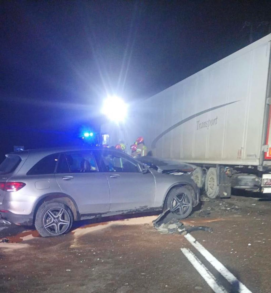 Wypadek na krajowej 17-stce. Ciężarówka zderzyła się z osobówką Wypadek na krajowej 17-stce