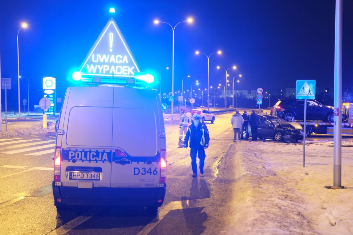 Wypadek na krajowej "siedemnastce". Dwie osoby trafiły do szpitala