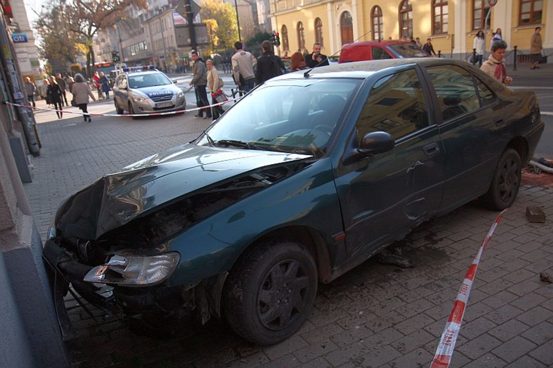 Wypadek na Krakowskim Przedmieściu. Peugeot wjechał na chodnik Wypadek na Krakowskim Przedmieściu. Peugeot wjechał na chodnik