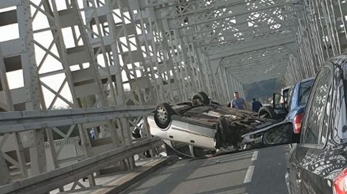 Wypadek na moście na Wiśle w Puławach. Po zderzeniu jeden z samochodów dachował