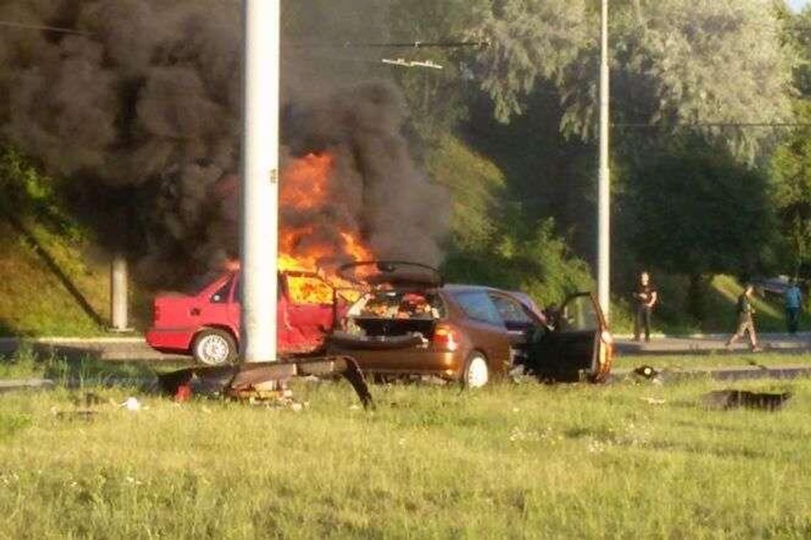 Wypadek na Nadbystrzyckiej, auto w płomieniach. Kierowcy się ścigali? (zdjęcia, wideo) Wypadek na Nadbystrzyckiej, auto w płomieniach. Kierowcy się ścigali? (zdjęcia, wideo)