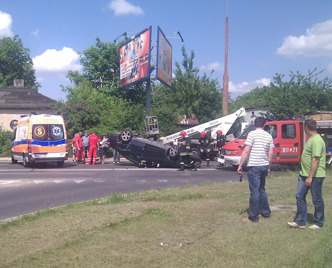 Wypadek na Nałęczowskiej w Lublinie. Volkswagen zaczepił o podnośnik Wypadek na Nałęczowskiej w Lublinie. Volkswagen zaczepił o podnośnik