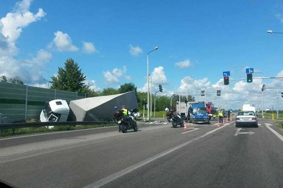 Wypadek na obwodnicy Białej Podlaskiej. Ciężarówka zderzyła się z busem