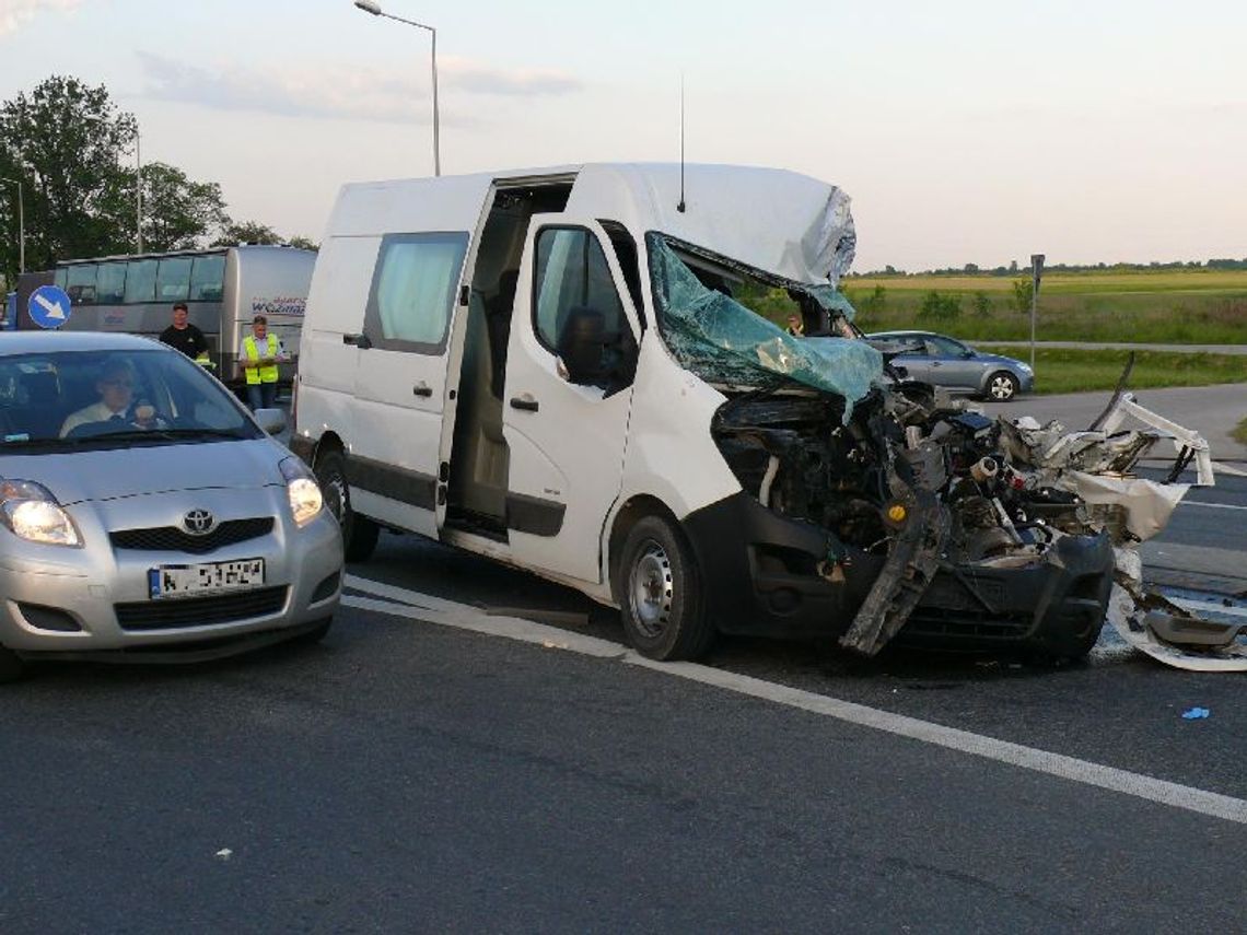 Wypadek na obwodnicy Jędrzejowa. Osobowy bus zderzył się z ciężarówką