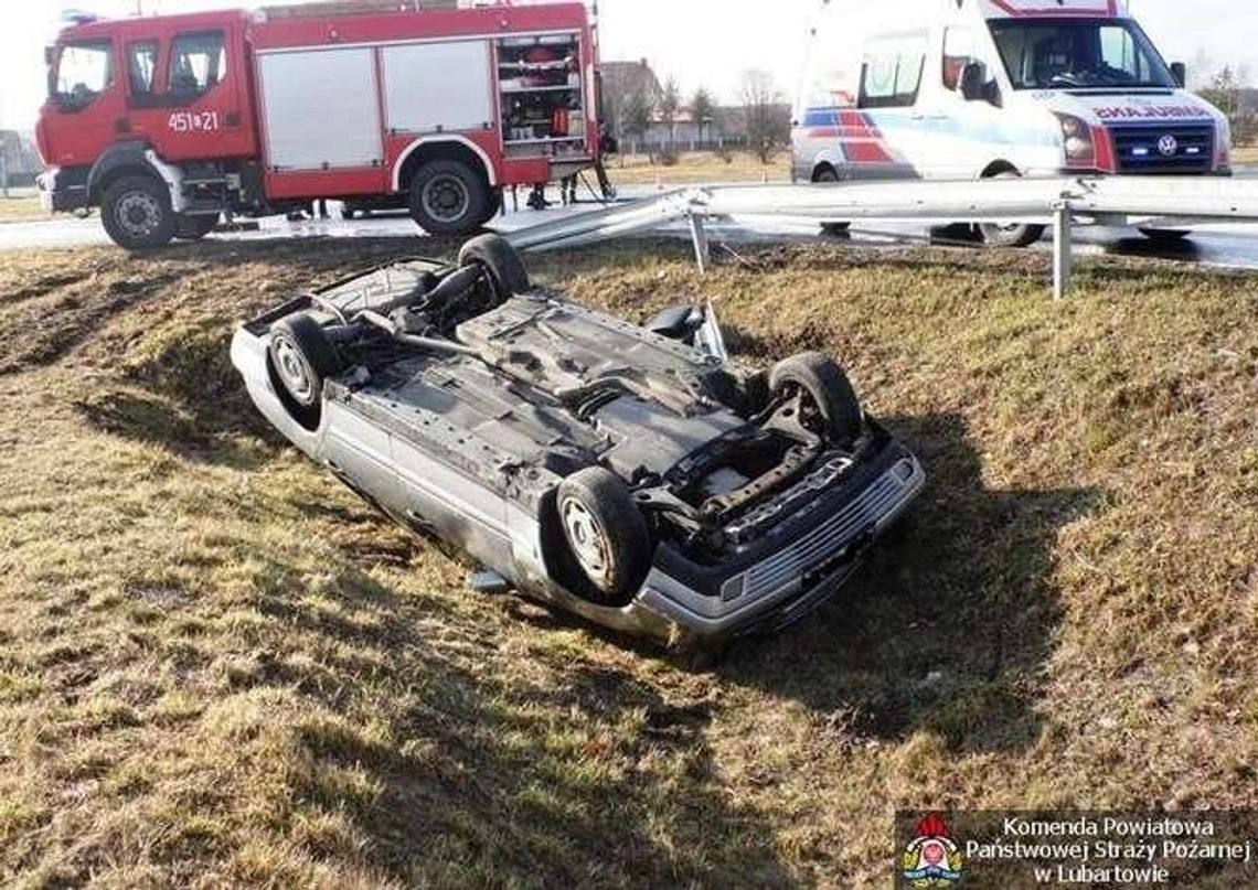 Wypadek na obwodnicy Lubartowa. Samochód dachował