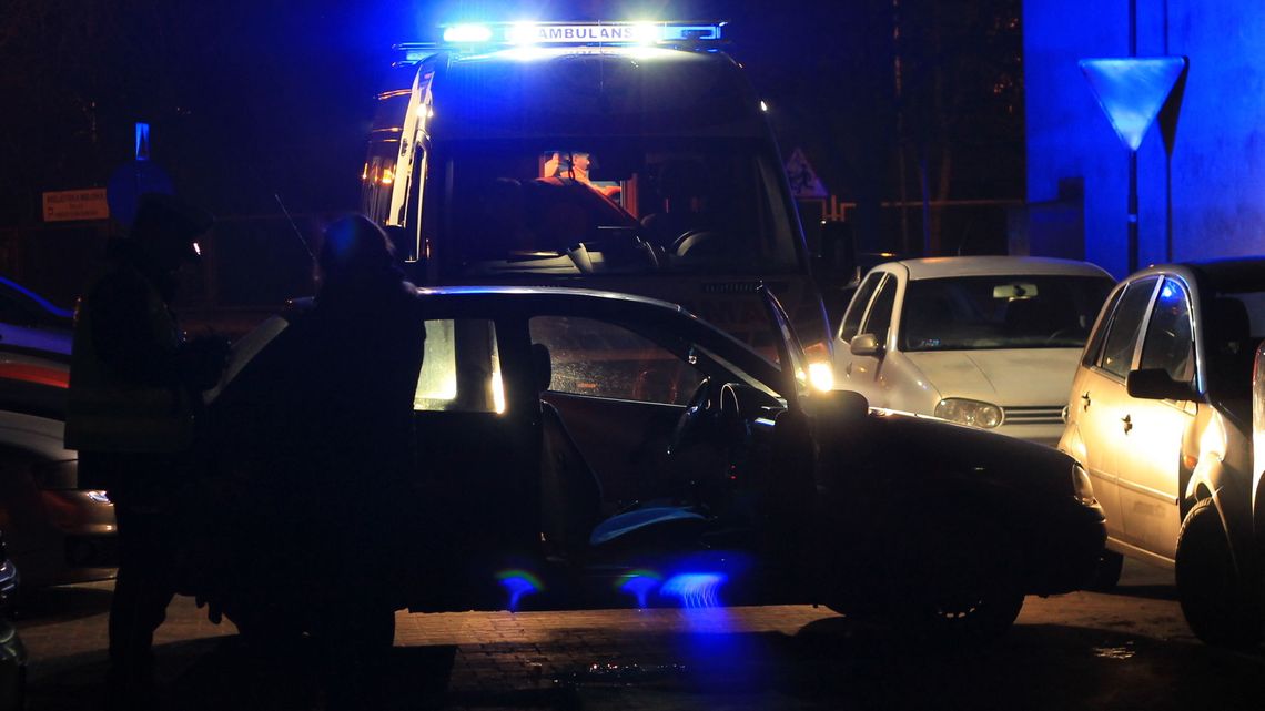 Wypadek na parkingu, 55-latka w szpitalu [zdjęcia]