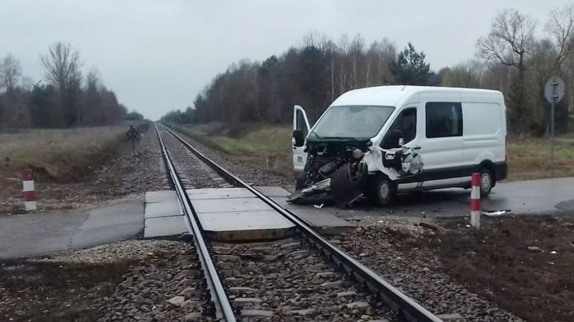 Wypadek na przejeździe kolejowym. Pociąg z Lublina zderzył się z busem, wstrzymany ruch na trasie do Warszawy
