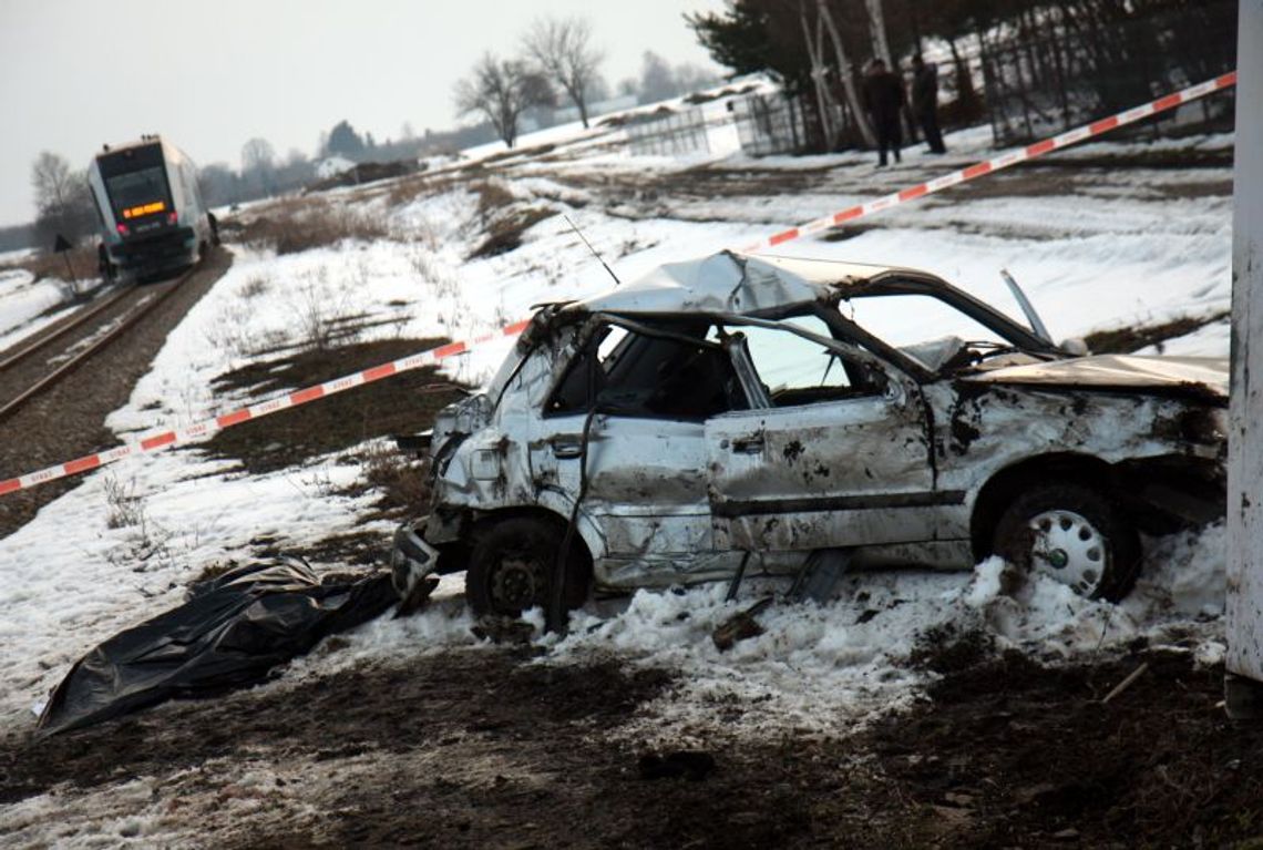 Wypadek na przejeździe kolejowym. Samochód wjechał pod szynobus