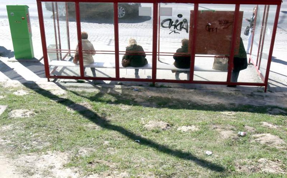 Wypadek na przystanku. Szyba poważnie raniła kobietę czekającą na autobus